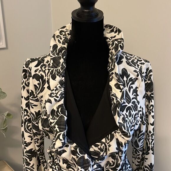 Self Esteem Fashion Coat. Size Large. Runs Small. Black/cream waverly print. - Picture 4 of 8